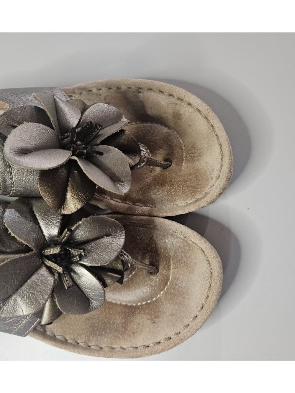 Clark’s Women’s Size 7.5 M Artisan Metallic Bronze Flower #31603 Thong Sandals - Picture 6 of 9